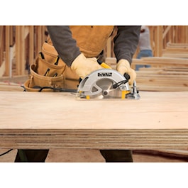 DeWalt 7-1/4 in. Lightweight Circular Saw with Contractor Bag (Reconditioned)