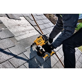 DeWalt 20V MAX* 15° Cordless Coil Roofing Nailer Kit (Reconditioned)