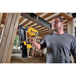 DeWalt 20V MAX* 21° PLASTIC COLLATED CORDLESS FRAMING NAILER KIT (Reconditioned)