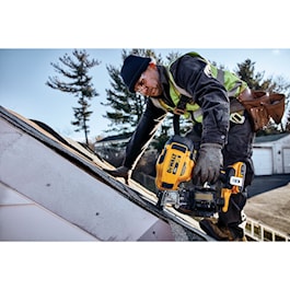 DeWalt 20V MAX* 15° Cordless Coil Roofing Nailer Kit (Reconditioned)