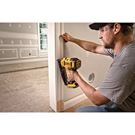 DeWalt 20V MAX* XR® 16 GA Angled Finish Nailer - Kit (Reconditioned)