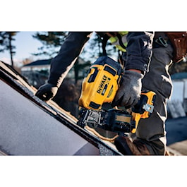 DeWalt 20V MAX* 15° Cordless Coil Roofing Nailer Kit (Reconditioned)