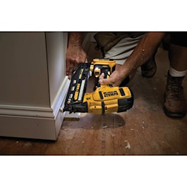 DeWalt 20V MAX* XR® 16 GA Angled Finish Nailer - Kit (Reconditioned)
