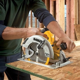 DeWalt 7-1/4 in. Lightweight Circular Saw with Contractor Bag (Reconditioned)