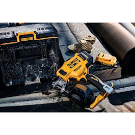 DeWalt 20V MAX* 15° Cordless Coil Roofing Nailer Kit (Reconditioned)