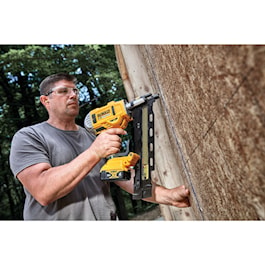 DeWalt 20V MAX* 21° PLASTIC COLLATED CORDLESS FRAMING NAILER KIT (Reconditioned)