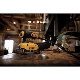DeWalt 1/4 Sheet Palm Grip Sander Kit (Reconditioned)