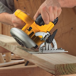 DeWalt 7 1/4 in. Lightweight Circular Saw (Reconditioned)