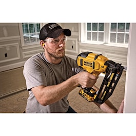 DeWalt 20V MAX* XR® 16 GA Angled Finish Nailer - Kit (Reconditioned)