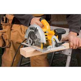 DeWalt 7-1/4 in. Lightweight Circular Saw with Contractor Bag (Reconditioned)