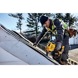 DeWalt 20V MAX* 15° Cordless Coil Roofing Nailer Kit (Reconditioned)