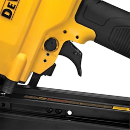 DeWalt 21 Degree Plastic Round Head Framing Nailer (Reconditioned)