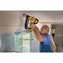 DeWalt 20V MAX* XR® 16 GA Angled Finish Nailer - Kit (Reconditioned)