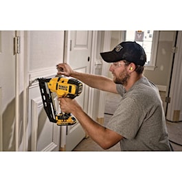 DeWalt 20V MAX* XR® 16 GA Angled Finish Nailer - Kit (Reconditioned)