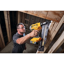 DeWalt 20V MAX* 21° PLASTIC COLLATED CORDLESS FRAMING NAILER KIT (Reconditioned)