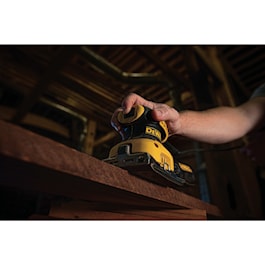 DeWalt 1/4 Sheet Palm Grip Sander Kit (Reconditioned)