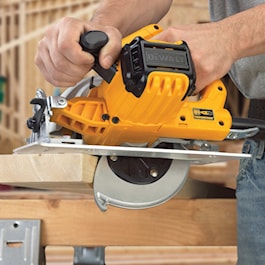 DeWalt 7 1/4 in. Lightweight Circular Saw (Reconditioned)