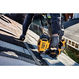 DeWalt 20V MAX* 15° Cordless Coil Roofing Nailer Kit (Reconditioned)