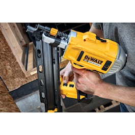 DeWalt 20V MAX* 21° PLASTIC COLLATED CORDLESS FRAMING NAILER KIT (Reconditioned)